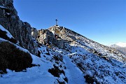 53 Ancora sentiero ghiacciato verso il Rif. Azzoni-Punta Cermenati